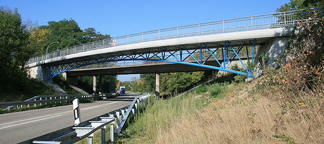 Geh- und Radbrücke über die B 378 in Neuenburg am Rhein